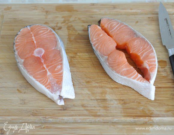 Для приготовления лёгкого ужина нам понадобится 2 стейка сёмги (или любой красной рыбы). У меня - общим весом 400 грамм. Стейки помыть, почистить от чешуи, подсушить бумажным полотенцем. Разрезать вертикально на 2 части, освободить от костей.