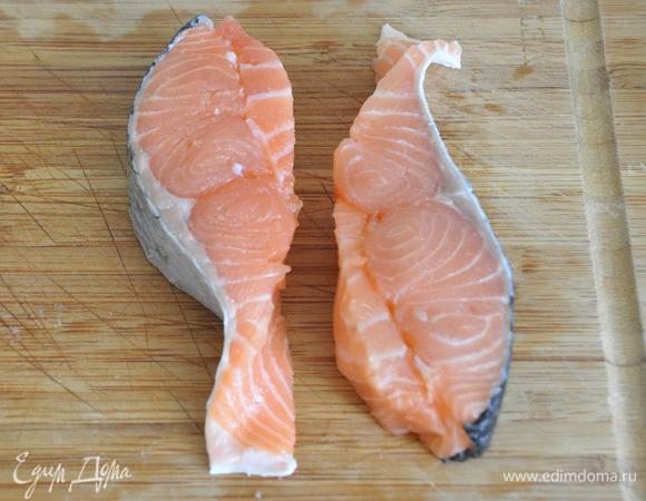 Для большей схожести с символом «Инь-Янь» нам надо сделать немного более округлой верхнюю часть половинок, для этого аккуратно срезаем часть филе с брюшной части и перекладываем в верхнюю часть.

