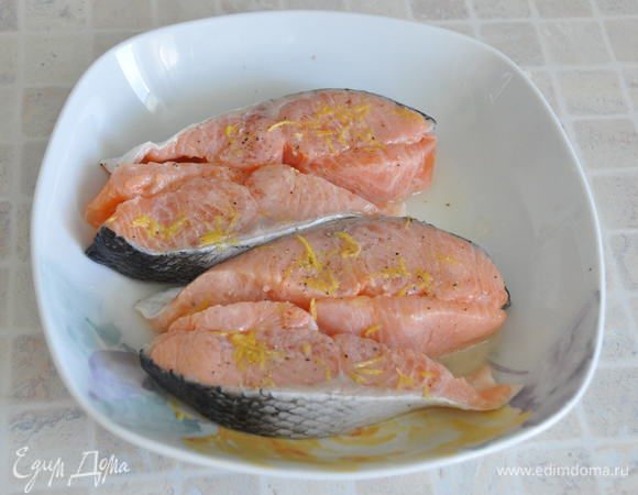 Замаринуем рыбу. Для этого: натереть на мелкой терке лимонную цедру, выжать столовую ложку лимонного сока, поперчить, посолить по вкусу. Оставить рыбку мариноваться на 15 минут при комнатной температуре.
