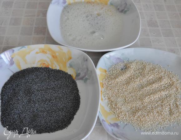 Запанируем рыбу. Приготовить три тарелки: в одну насыпать мак, в другую – кунжут, в третьей – взбить яичный белок.
