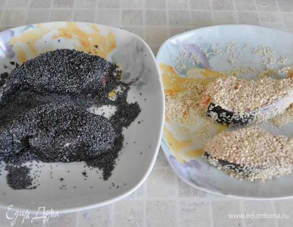 Сковороду с толстым дном хорошо разогреть с растительным маслом. Обмакнуть кусочки рыбы в белок. Обвалять два кусочка со всех сторон в маке (кстати, он очень хорошо прилипает). Два кусочка – в кунжуте.
