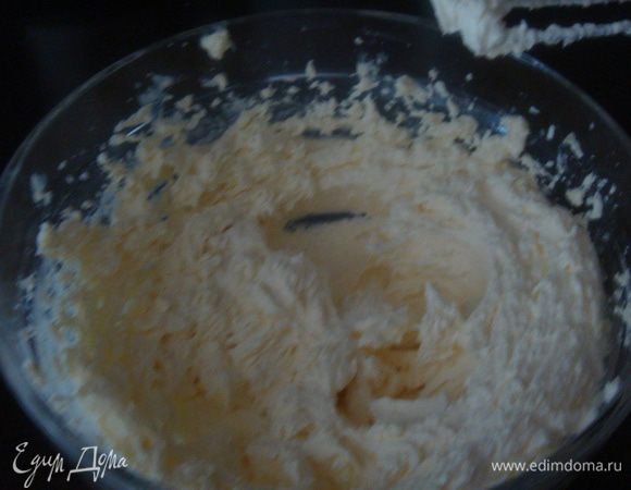 в глубокой миске  миксером хорошо взбить:сливочное масло комнатной температуры(можно и маргарин), растительное масло, 100 грамм сахарной пудры. 