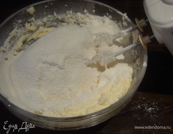 Добавляем крахмал и стакан муки и аккуратно перемешиваем миксером (стакан у меня 200 гр).