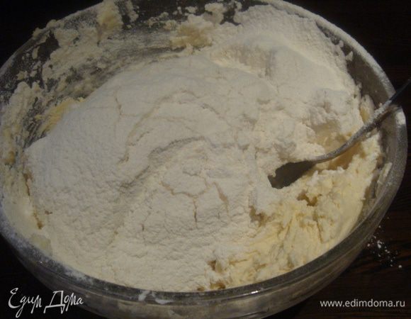 Потом еще добавляем стакан муки и перемешиваем ложкой.
