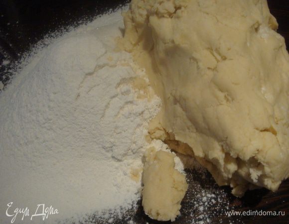 Выкладываем тесто на стол и постепенно добавляем третий стакан муки, вымешиваем тесто. Муки может понадобиться больше или меньше.