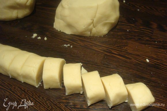 Тесто делим на части, каждую часть скатываем в колбаску и нарезаем на кусочки примерно 2-3 см.