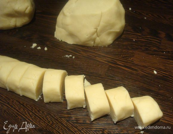 Тесто делим на части, каждую часть скатываем в колбаску и нарезаем на кусочки примерно 2-3 см.