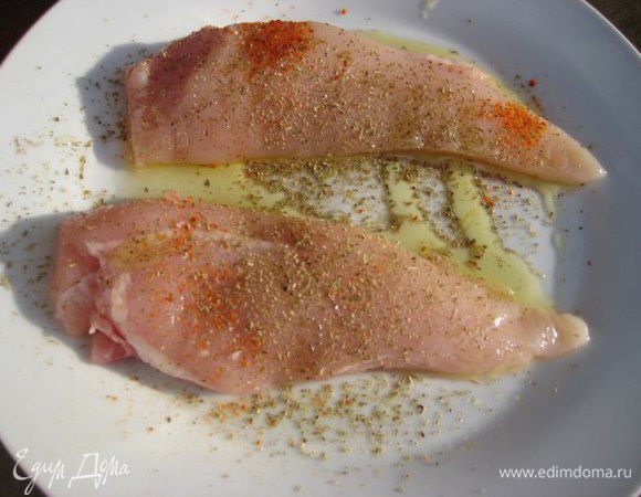 Куриное филе разрезать пополам, посолить, поперчить, сбрызнуть оливковым маслом, посыпать травками, что дома нашли, у меня итальянские.