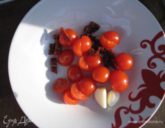 Помидоры черри разрезать пополам, вяленые помидоры мелко порезать, чеснок очистить.