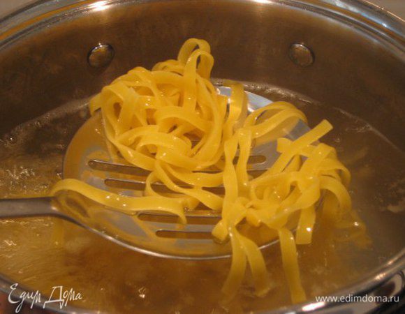 Тем временем отварить пасту в подсоленной воде, главное, пасты нужно 160 грамм, это примерно 1/3 стандартной упаковки в 500 грамм, не переусердствуйте, мы же не хотим ,чтобы кавалер объелся и завалился спать, его еще ждут подвиги!!! Сохранить несколько ложек горячей воды, в которой варилась паста.