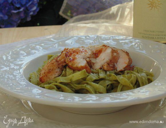 Смешать пасту с песто, если соус густой, добавить пару ложек воды,что сохранили. Филе нарезать. Подавать пасту с филе, посыпав пармезаном. Без чеснока, естественно!! :)
Приятного аппетита!!! 