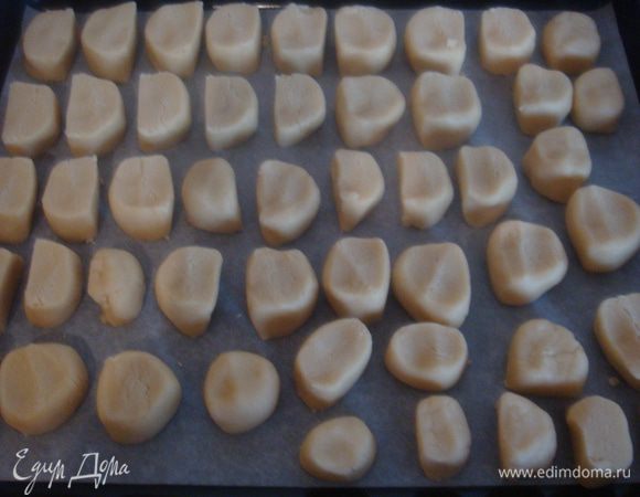 Противень выстеленный пергаментом выкладываем печенье. Выпекаем в заранее разогретой духовке 30-35 минут при 180 градусах.