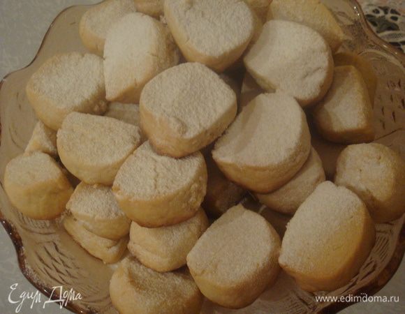 Готовое печенье посыпать щедро сахарной пудрой. Приятного чаепития!