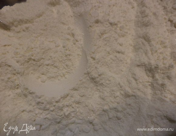 Готовим тесто. Перемешать муку, разрыхлитель, соду, соль, сахар и ванильный сахар.