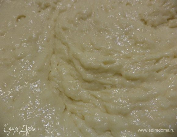 В другой миске слегка взбить яйца, добавить кефир, растопленное сливочное масло, перемешать. Всыпать мучную смесь в кефирную, добавить рубленые орехи, тщательно перемешать.