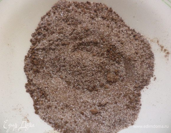 Теперь готовим прослойку. Перемешать 2 ст. л. растворимого кофе (если у вас кофе гранулированный, обязательно измельчите его в порошок), 4 ст. л. сахара и 1 ч. л. корицы. 