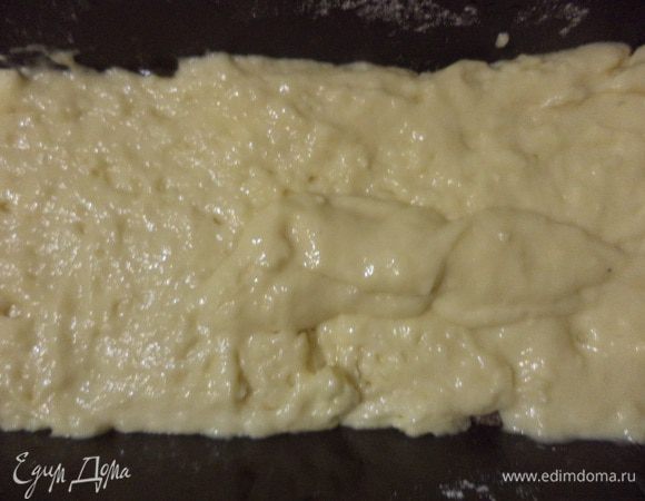 Выложить на прослойку оставшееся тесто, разровнять. Выпекать кекс при температуре 180 градусов 30-40 минут.