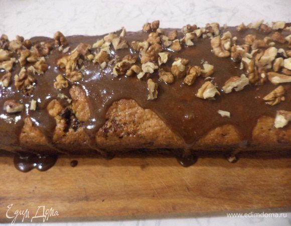 Для глазури в маленькой кастрюльке перемешать сахарную пудру, кофе и молоко, поставить на маленький огонь и слегка проварить, чтобы смесь стала однородной. Готовый кекс остудить, вытащить из формы, полить кекс глазурью и посыпать рублеными орехами. Угощайтесь!