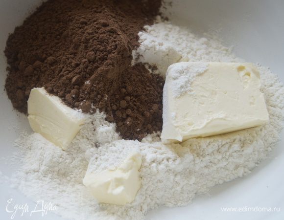 Смешать сухие ингредиенты: муку, какао, сахар и разрыхлитель. Добавить к ним сливочное масло и растереть в крошку.
