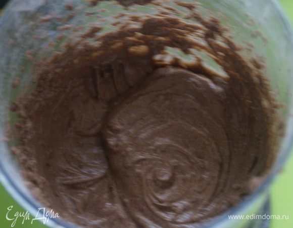 Влить к крошке молоко, коньяк и добавить яйцо, взбить при помощи миксера.