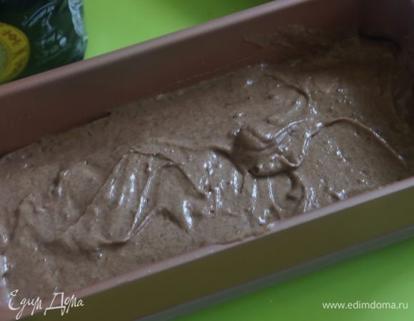 В форму для выпечки вылить тесто и поставить в духовку разогретую до 180 гр, примерно на 30 минут. Готовность проверяем сухой лучиной.