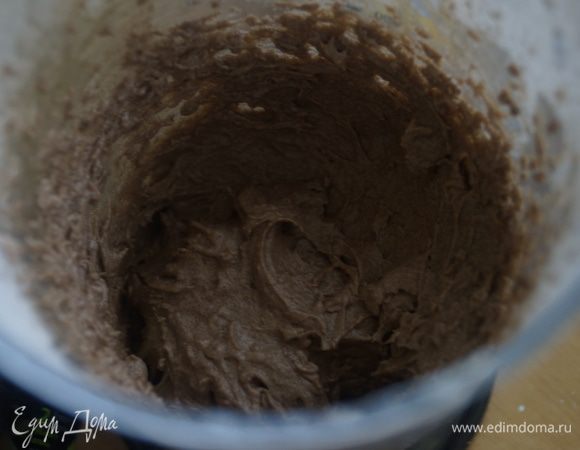 Пока кекс выпекается приготовим крем. Для этого Масло взобьем с сахарной пудрой и какао, затем добавим молоко, коньяк и снова взобьем в пышную массу.
