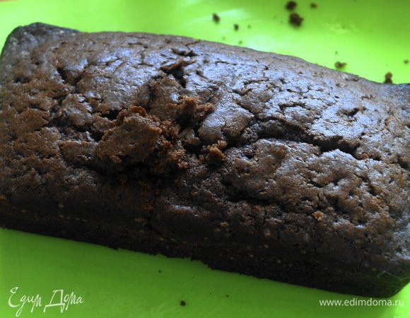 Готовый кекс остудить в форме, затем вынуть из нее и обмазать со всех сторон, кроме подошвы, толстым слоем крема. Поставить на 1 час в холодильник, чтобы крем немного застыл. Подаем к столу нарезав на кусочки. Приятного аппетита!