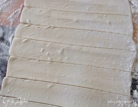 Тесто разрезать на полоски.