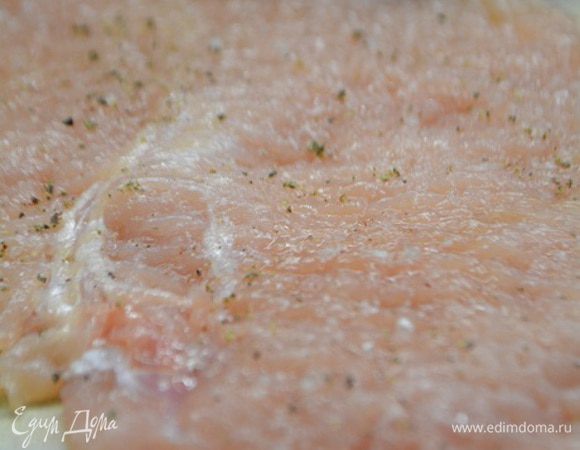 Куриную грудку помыть, обсушить бумажным полотенцем. Отделить от хребта на 2 части. Каждую часть отбить в тонкий пласт. Посолить и поперчить.