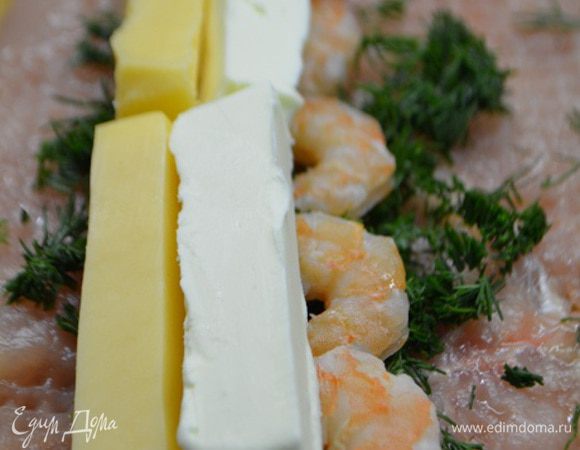На каждый пласт выложить по 1 ст. л. рубленного укропа, заранее отваренные и очищенные креветки, по брусочку сыра и сливочного масла.