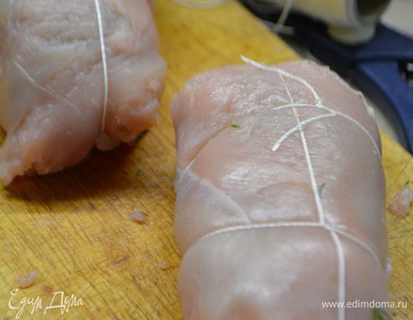 Аккуратно завернуть, чтобы не повредить мясо и скрепить зубочисткой или кулинарной нитью.