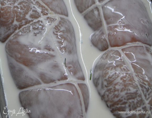 Выложить в форму и залить сливками. Выпекать при Т 200 С до золотистого цвета.