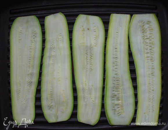 Обжарить на сковороде-гриль до золотистых полосок.