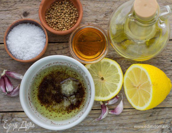 Для маринада смешать оливковое масло, мед, лимонный сок (1 ст. л.), лимонную цедру (1/4 ч. л.), молотый кориандр, приправить солью и перцем, добавить измельченный чеснок. Перемешать до однородности.