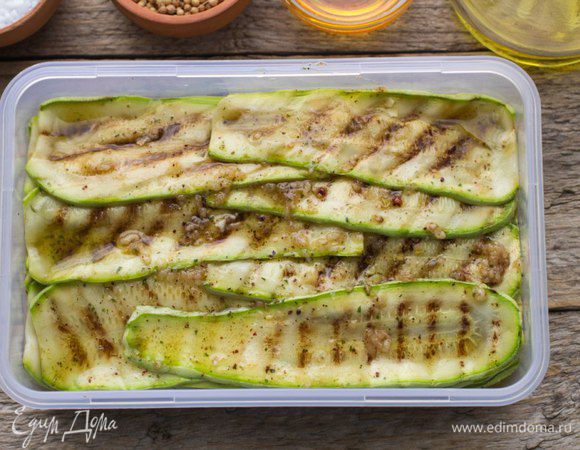 Выложить кабачки слоями в контейнер, каждый слой обильно смазать маринадом. Оставить в холодильнике на 2–3 часа. Идеально на ночь.