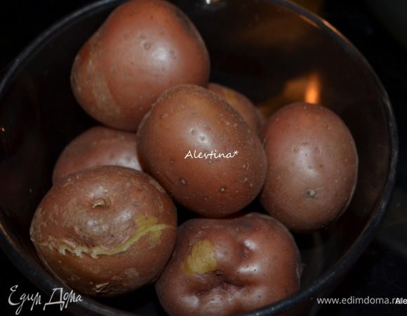 Отварить свежий картофель до готовности. Дать остыть.