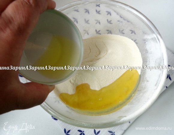 Домашнюю нутовую муку, сахарную пудру и щепотку соли смешать и просеять дважды. В сухую смесь добавить белок, но не перемешивать!