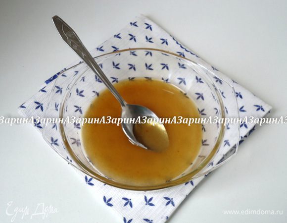 Для итальянской меренги смешать сахар (у меня коричневый) и воду. Поставить на огонь, довести до кипения, не мешая.