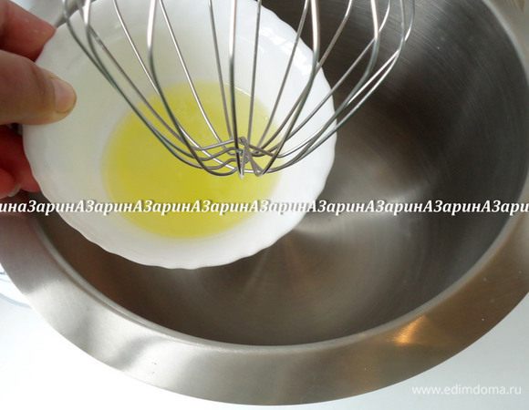 Далее необходим градусник. Опустить его в сироп. Когда температура сиропа достигнет 113 градусов, начать взбивать белок до мягких пиков.