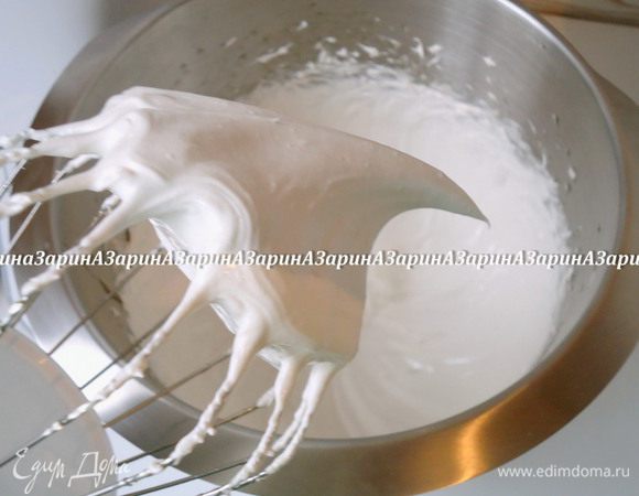 Готовность меренги определяет наличие «птичьего клюва» как на фото, т.е. белок уже стабилен, но кончик немного свисает.