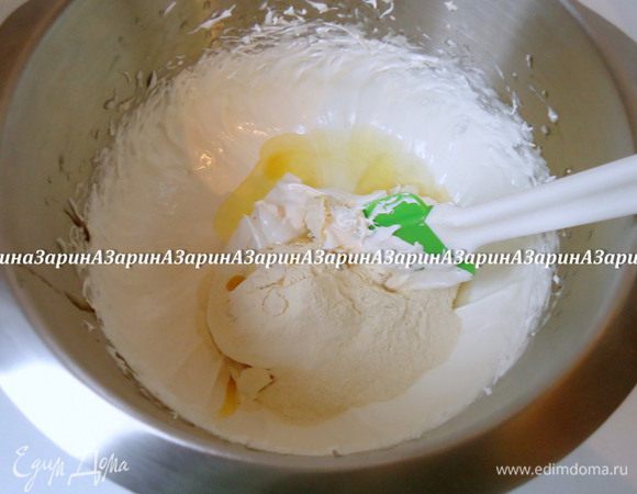 Далее в меренгу всыпать сухую смесь.