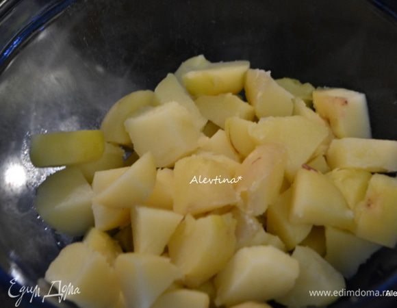 Очистить от кожуры и порезать кубиками.