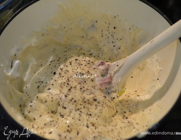 Приготовить заправку, смешав все перечисленные ингредиенты. Лук мелко порезать.