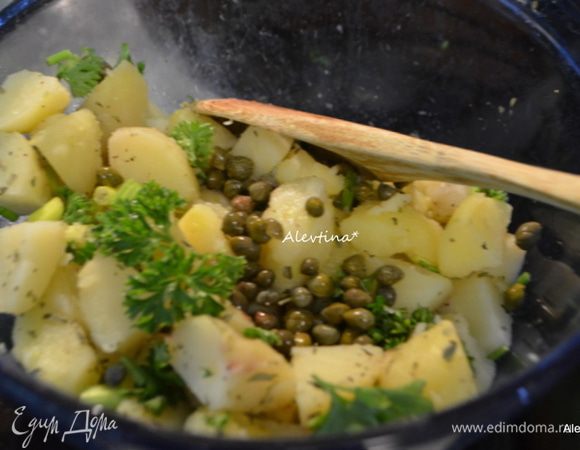 Добавить в картофель пряности сухие или свежие мелко порубленные каперсы.