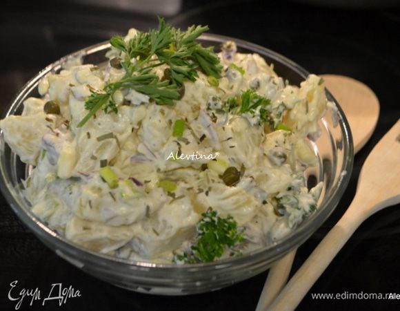 Добавить заправку, перемешать.  Можно приготовить заранее, переложить в контейнер и держать в холодильнике . Или подаем к столу как гарнир, например.