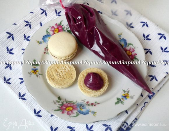 Затем отсадить начинку на половинки макарон и соединить попарно.