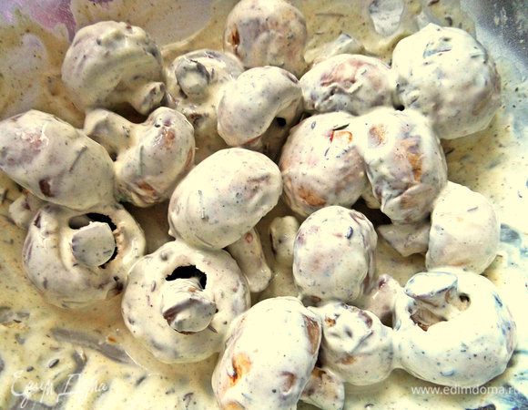 Хорошенько обвалять партиями грибочки. Нанизывать на шпажки или шампура. Мне понадобилось 6 деревянных шпажек.