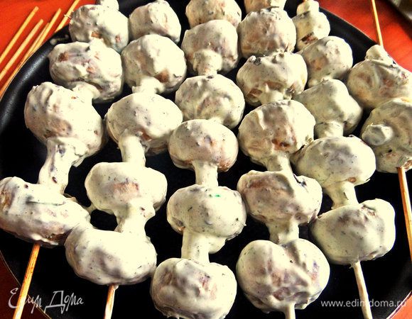 Если готовим дома в духовке, выбираем форму и ставим на неё шпажки или шампура так, чтобы грибы не были снаружи.