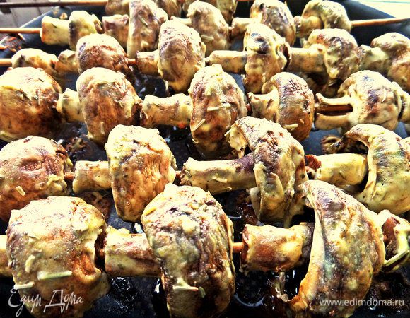 Через 10 минут вынимаем, переворачиваем шпажки/шампура и допекаем ещё около 10 минут.