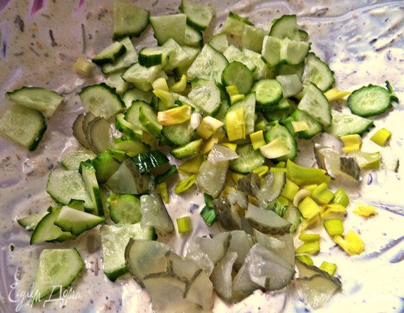 В остатках сметаны в это время можно приготовить мини-салатик из свежего и маринованного огурца и лука.